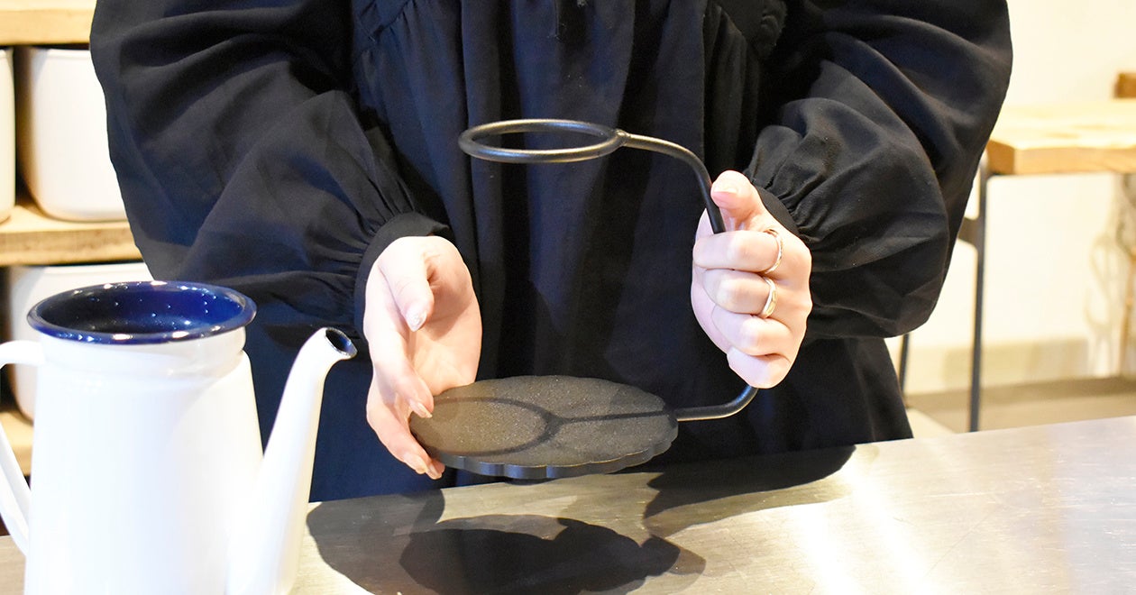 手で持ちやすい形のドリッパースタンド