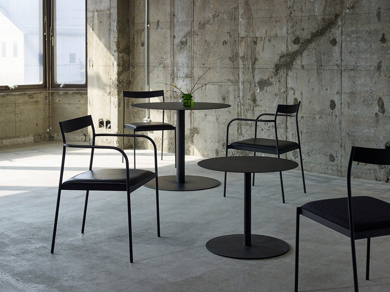 長く愛されるスタンダードなデザインを鉄という素材で表現した椅子「PF