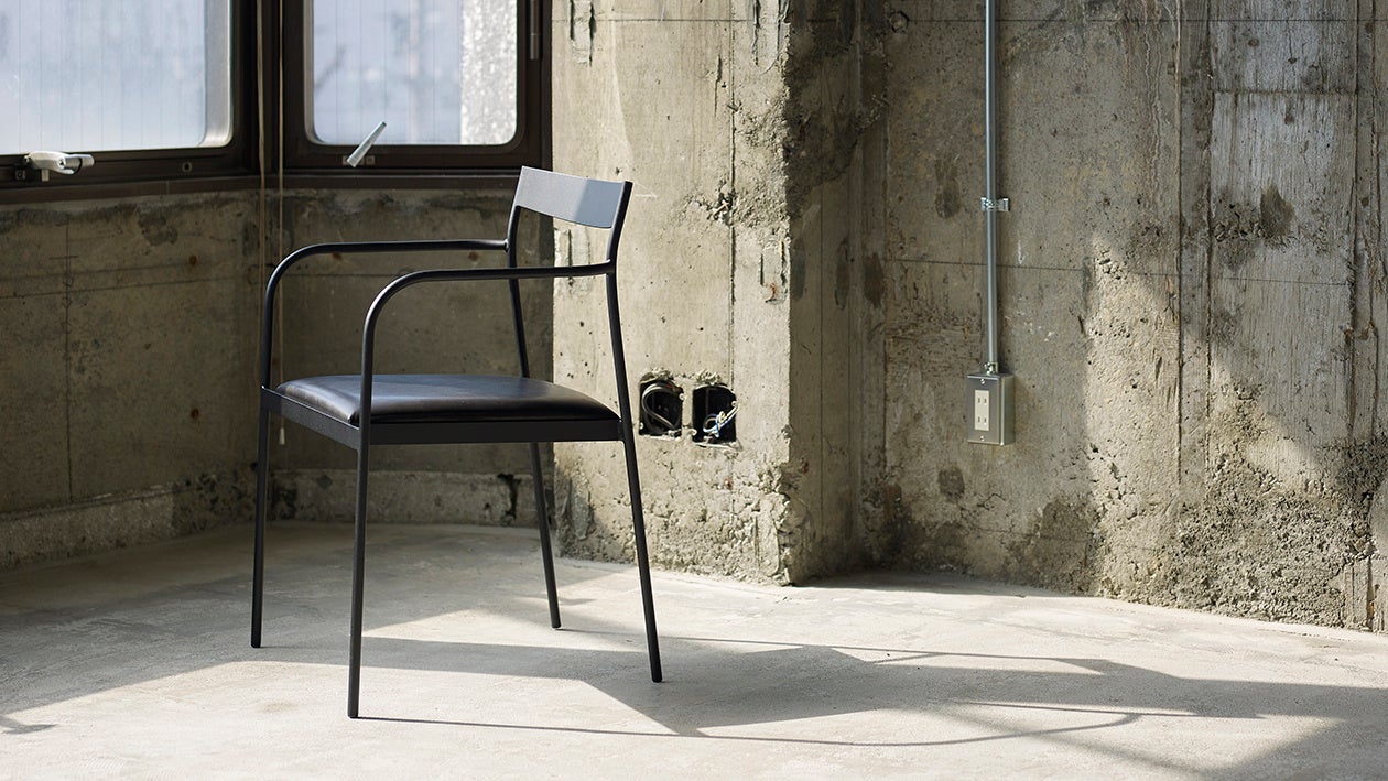 長く愛されるスタンダードなデザインを鉄という素材で表現した椅子「PF