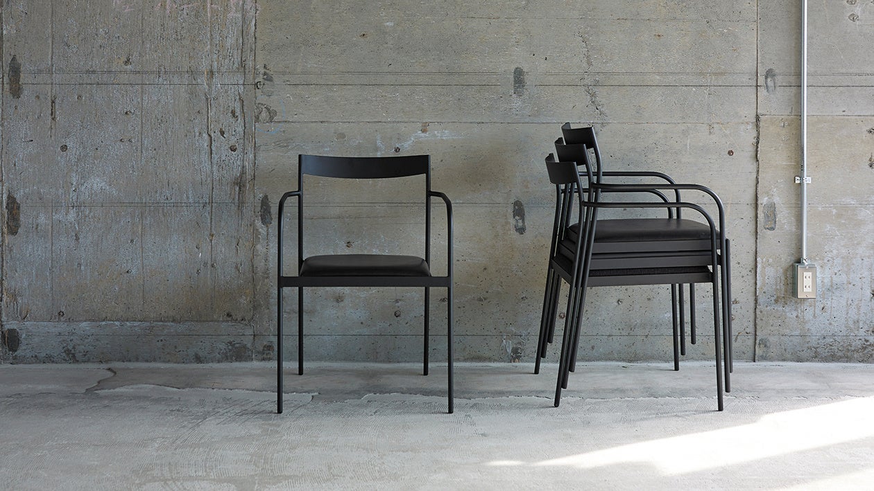 長く愛されるスタンダードなデザインを鉄という素材で表現した椅子「PF