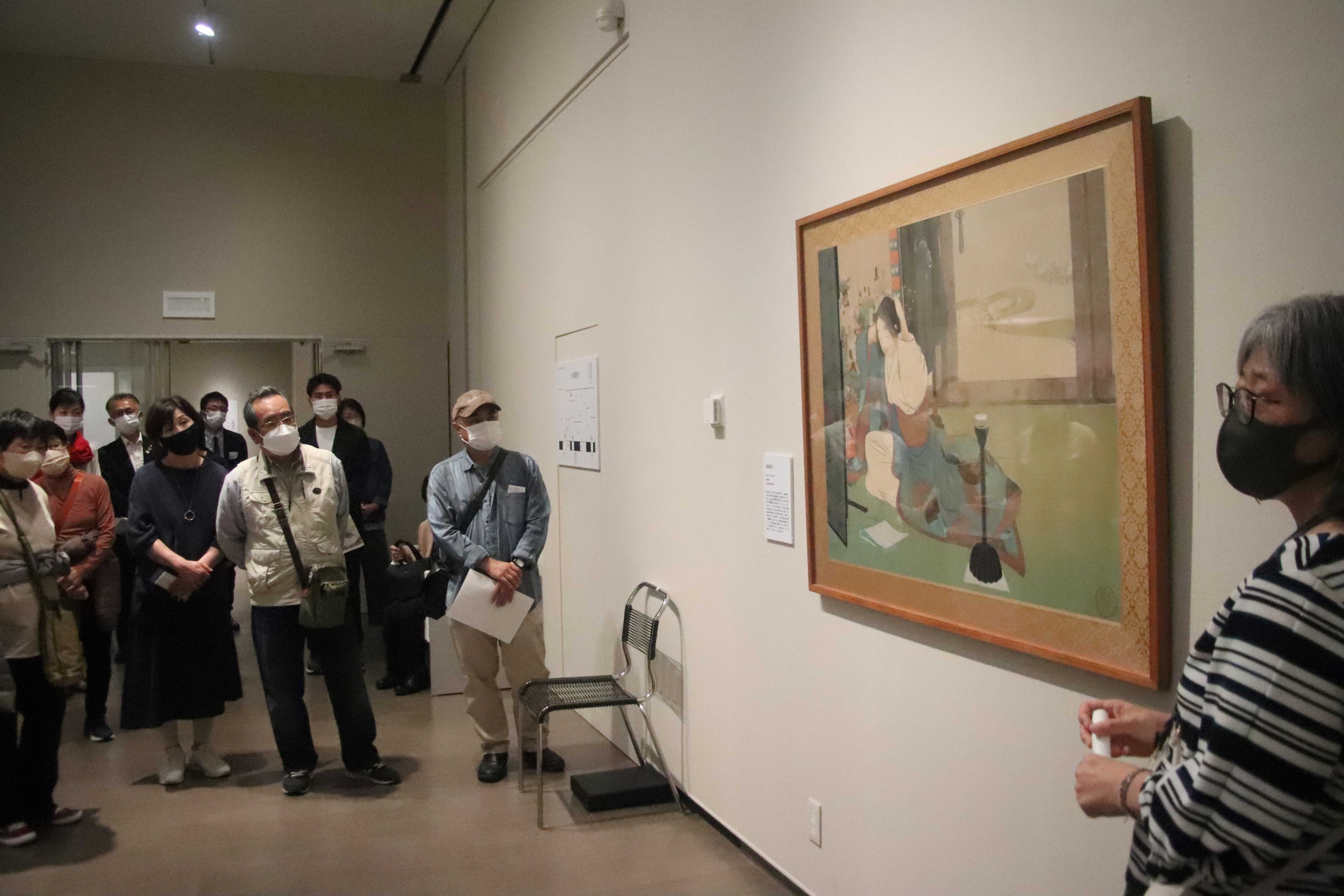 前田青邨展で「袈裟御前」の作品解説を聞く中津川商工会議所の会員ら＝岐阜市宇佐、県美術館 