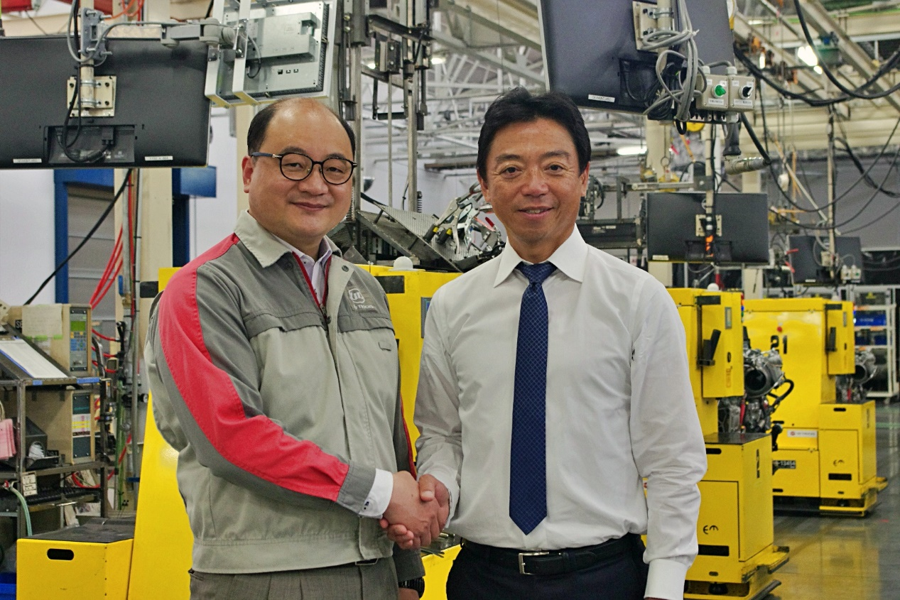 左：ＵＤトラックス 何 慶輝　右：PTCジャパン 桑原 宏昭