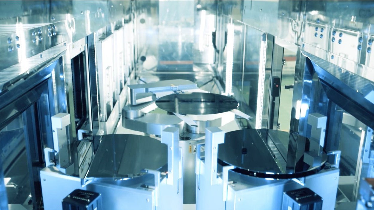 ＊写真はローツェのウエハ搬送システム