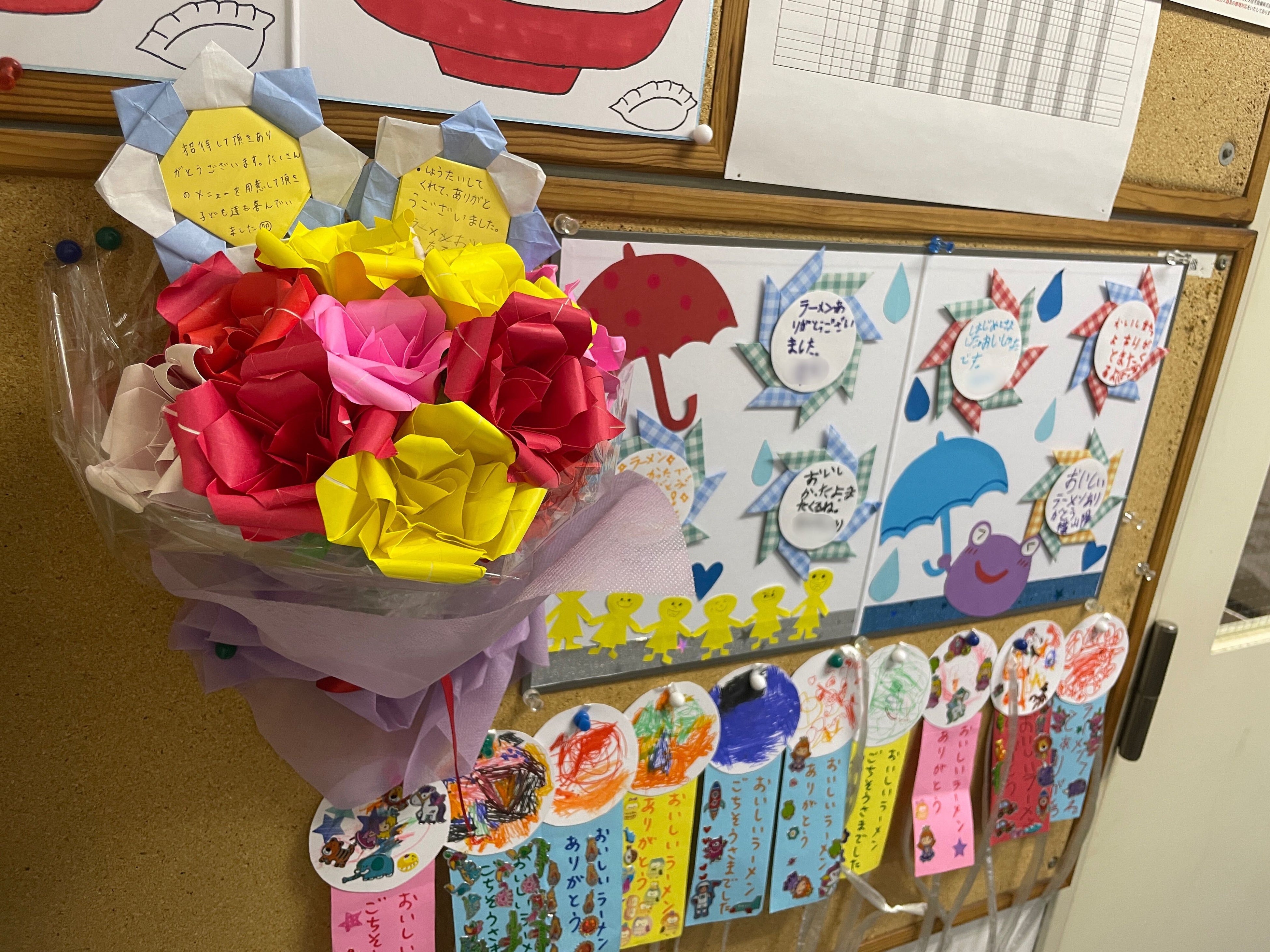 過去に招待したこどもたちからのお礼の手紙。喜んでもらえて何よりだと店長は語りました。