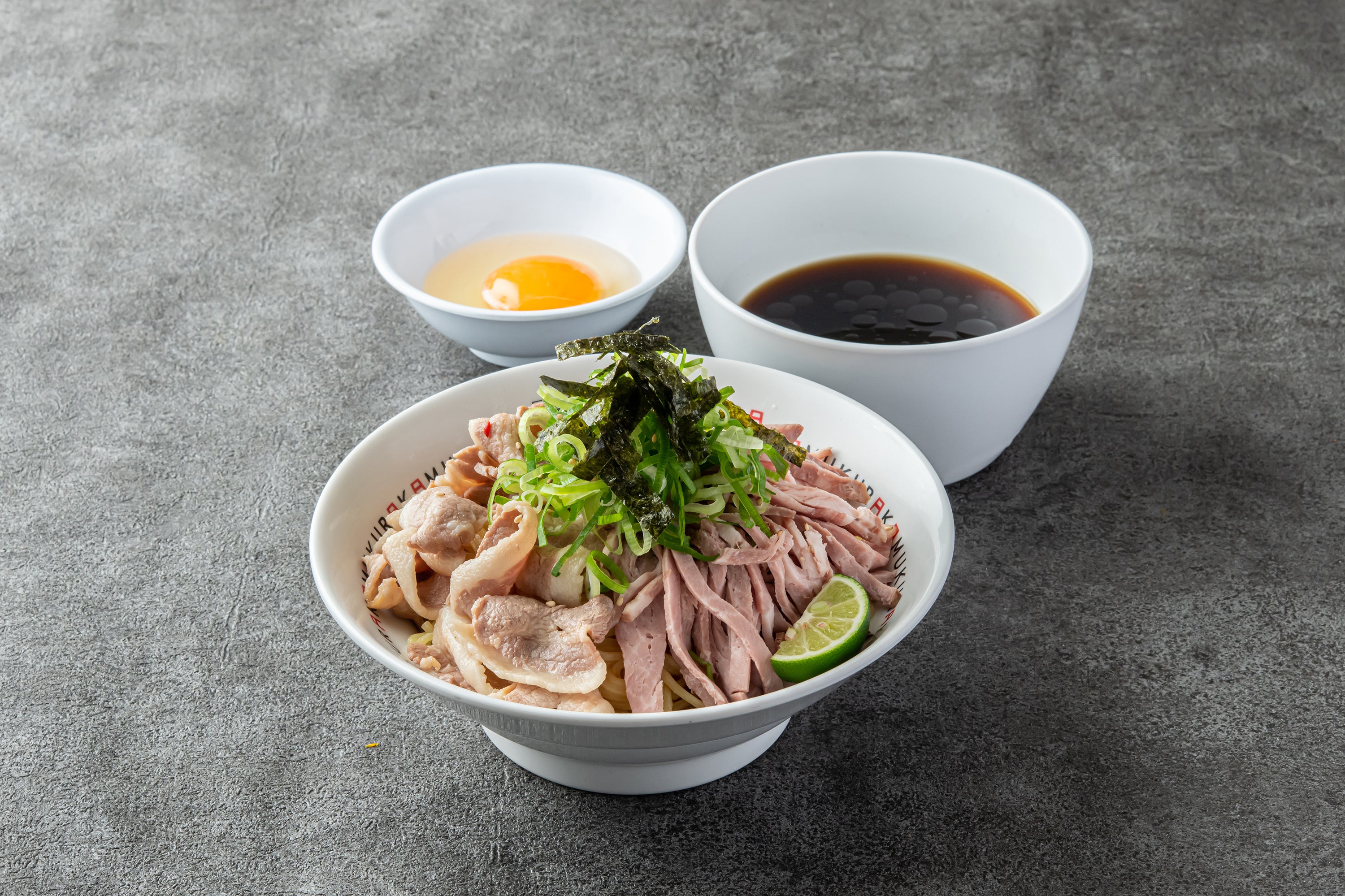 どうとんぼり神座から夏の新商品『ざる(たま)ラーメン』『肉盛り