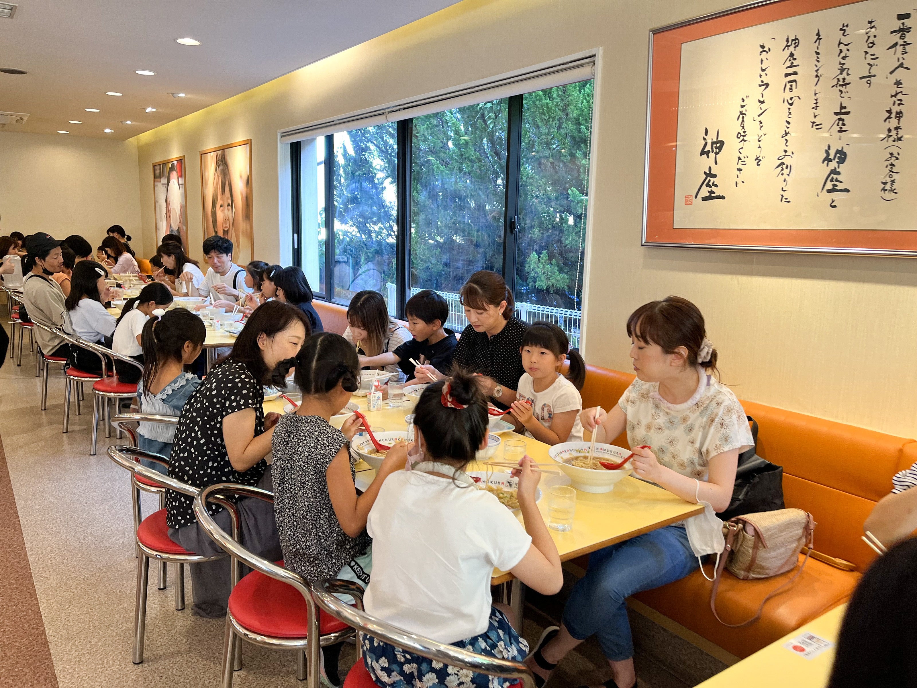 みんなで楽しくラーメンを食べました