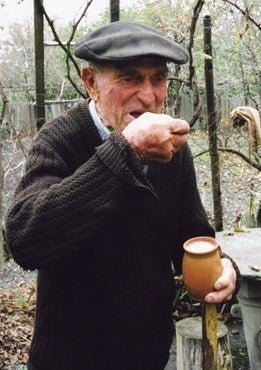 自家製ヨーグルトを食べるジョージアの男性