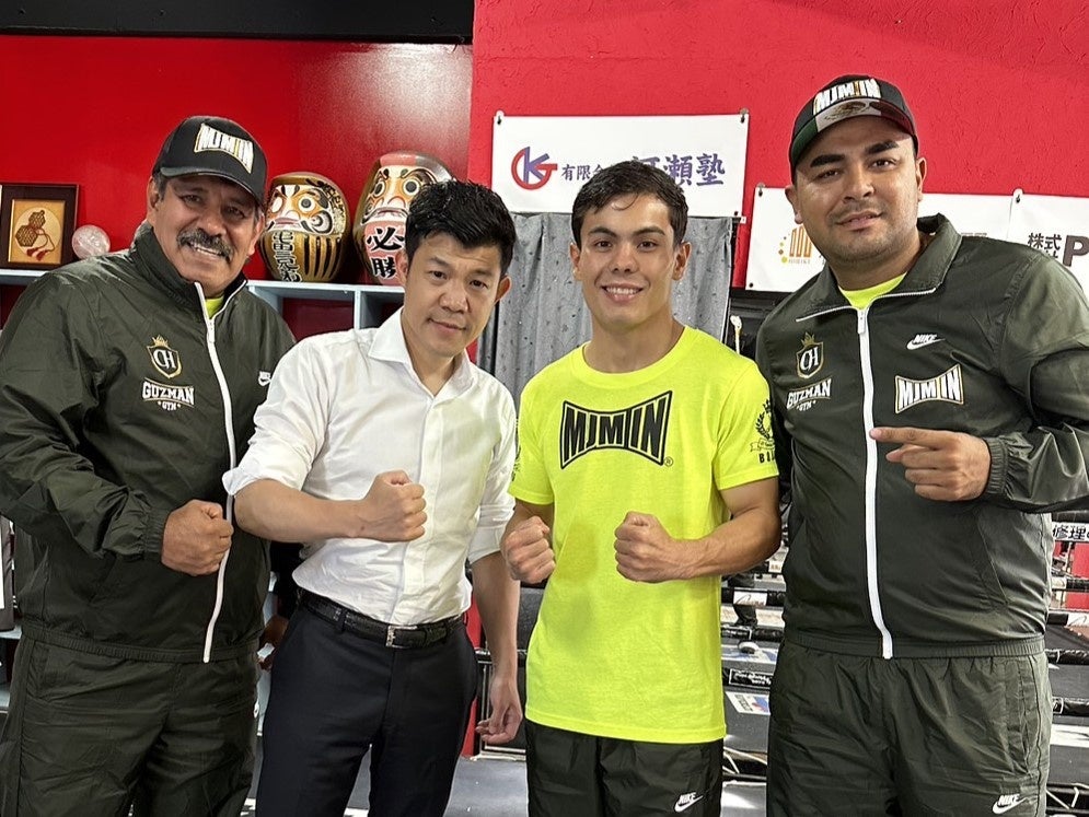 (中央左)亀田興毅ファウンダー　(中央右）クリスチャン・メディーナ（メキシコ）