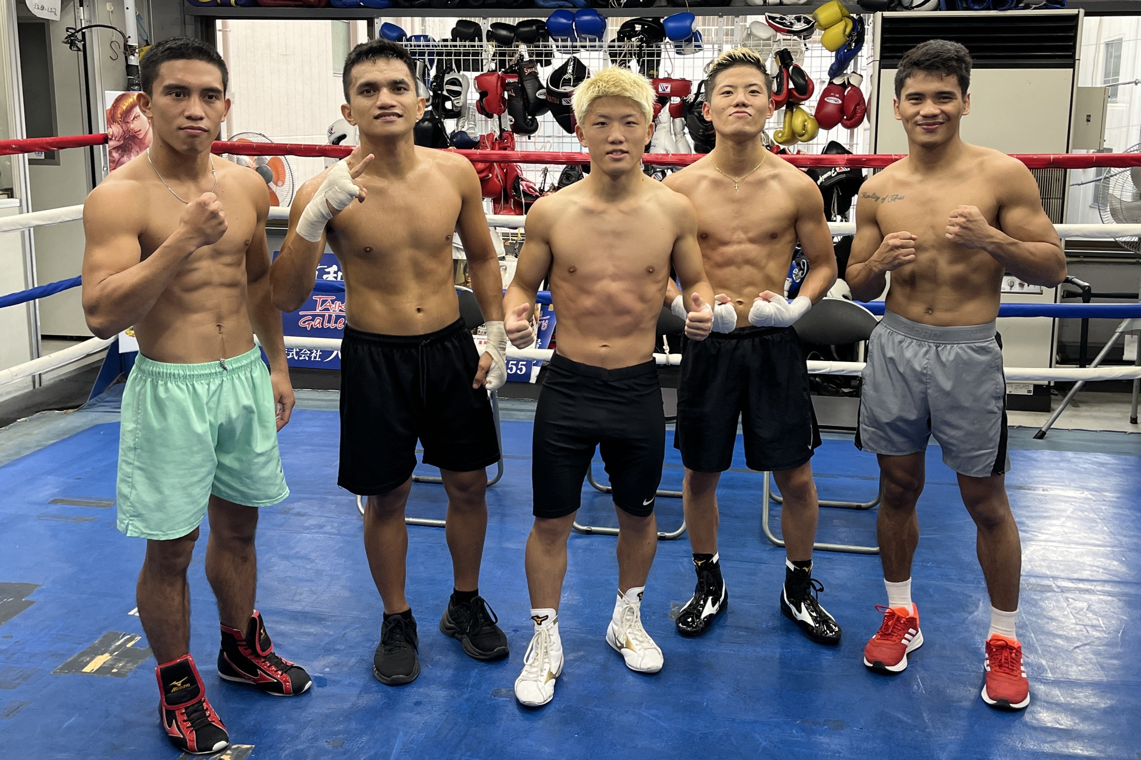 重岡銀次朗(左から3人目)・重岡優大(右から2人目)