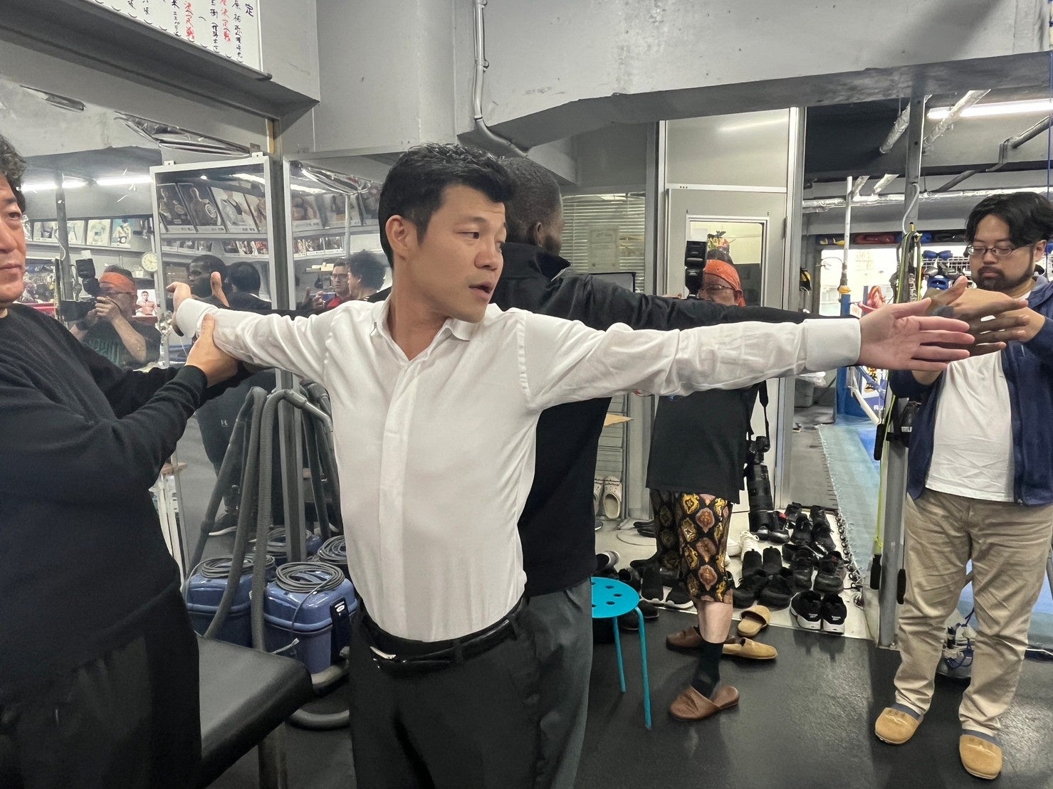 亀田興毅ファウンダー（正面）・ドラミニ（背中）